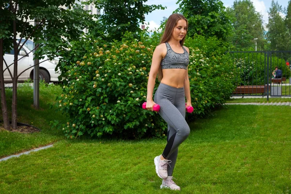 Una Mujer Cabello Oscuro Entrenador Top Corto Deportivo Polainas Gimnasio — Foto de Stock