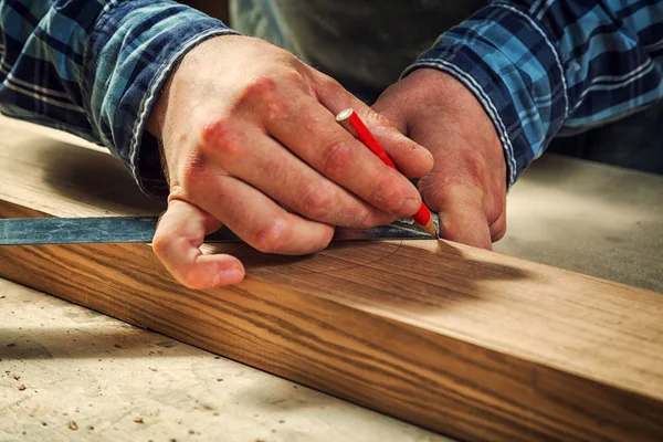 Primo Piano Uomo Misura Una Tavola Legno Con Righello Segna — Foto Stock