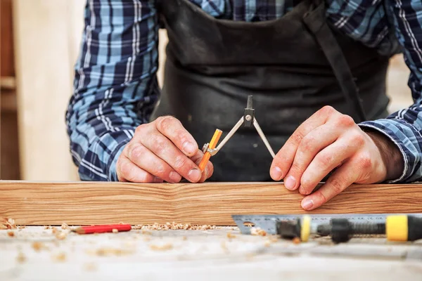 Eine Nahaufnahme Eines Männlichen Tischlers Markiert Einen Metallkompass Und Einen — Stockfoto