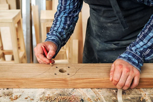 Großaufnahme Der Mann Misst Ein Holzbrett Und Markiert Mit Bleistift — Stockfoto