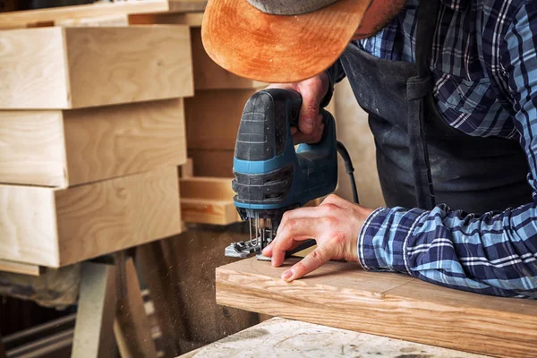 Nahaufnahme Von Erfahrenem Tischler Arbeitskleidung Und Kleinunternehmer Tischler Sägt Und — Stockfoto