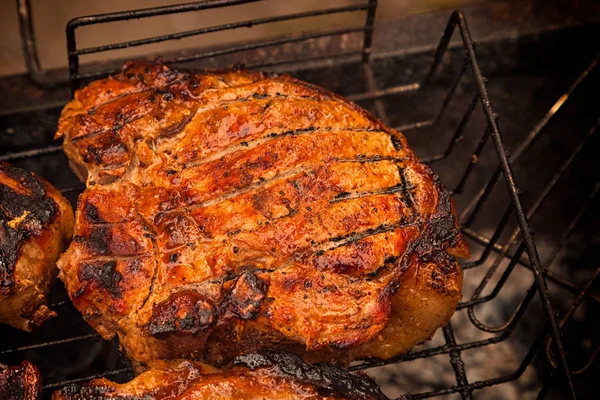 Ekşili domuz teriyaki soslu börek bir close-up bir ızgara kızartılıyor. Şiş kebap hazırlanması köyünde bir yaz gününde