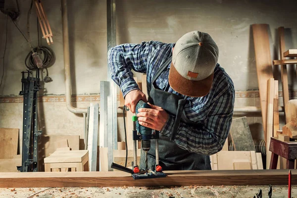 Falegname Esperto Abiti Lavoro Piccolo Proprietario Buiness Sta Intagliando Una — Foto Stock