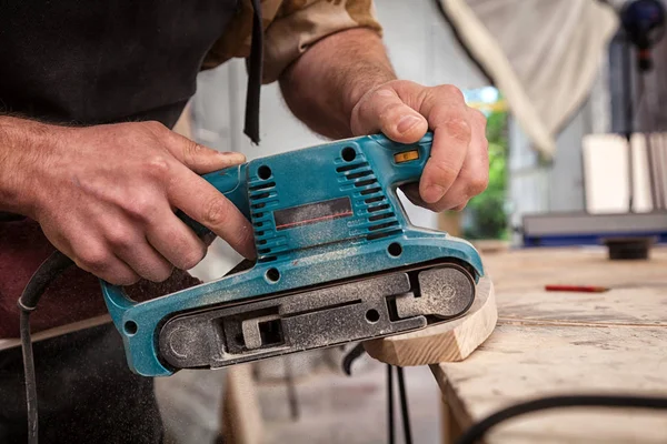 Nahaufnahme Eines Erfahrenen Tischlers Arbeitskleidung Und Kleinunternehmensbesitzers Der Einem Modernen — Stockfoto