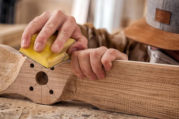 Erfahrener Tischler Arbeitskleidung Und Kleinunternehmer Der Der Holzwerkstatt Arbeitet Verwendet — Stockfoto