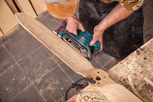 Nahaufnahme Eines Jungen Mannes Der Der Werkstatt Mit Einem Zufallsschleifer — Stockfoto