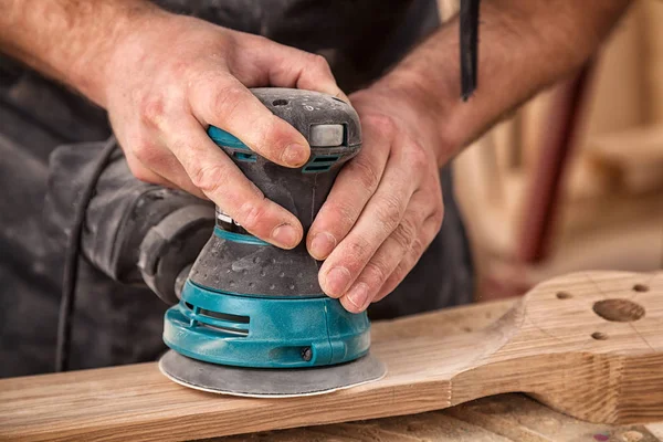 Primer Plano Joven Carpintero Constructor Igual Pule Tablero Madera Con — Foto de Stock