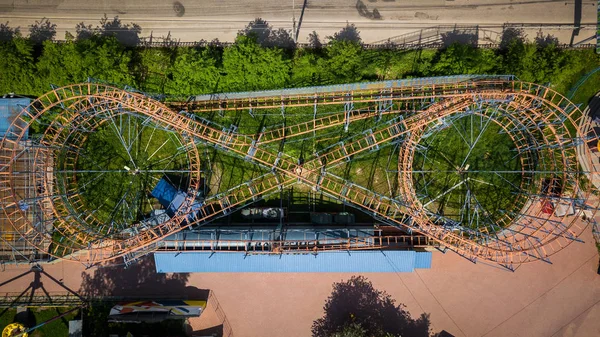 Hava Fotoğrafçılığı Bir Çocuk Turuncu Roller Coaster Döngüler Sıcak Yaz — Stok fotoğraf