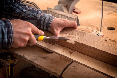 Ahşap ürün atölye, keski ile tedavi bir ekose gömlek giyiyor genç adam Oluşturucusu'nun yakın yakın çekim
