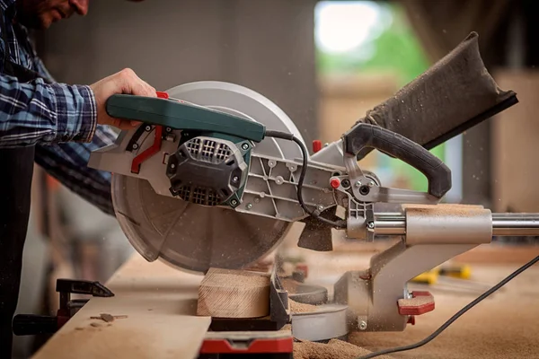 Trabajos Carpintería Con Sierra Circular Para Tablas Cortar Hombre Aserrado — Foto de Stock