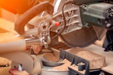 Marangoz iş daire testere kesme tahtaları, testereyle adam barlar, inşaat ve ev yenileme, onarım ve inşaat aracı ile kapatmak