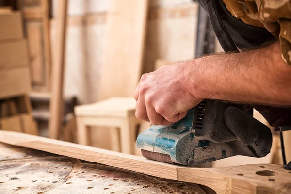Carpinteiro Jovem Construtor Igual Polir Placa Madeira Com Uma Lixadeira — Fotografia de Stock