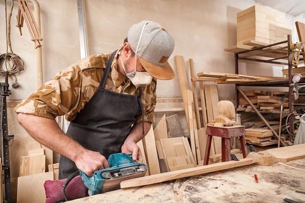 Joven Constructor Carpintero Igual Pule Tablero Madera Con Una Lijadora — Foto de Stock