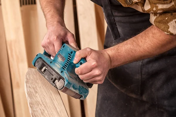 Nahaufnahme Eines Jungen Mannes Der Der Werkstatt Mit Einem Zufallsschleifer — Stockfoto