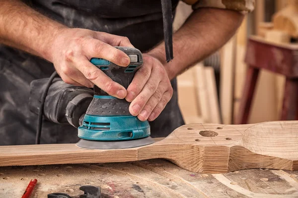 Nahaufnahme Eines Jungen Mannes Der Der Werkstatt Mit Einem Zufallsschleifer — Stockfoto