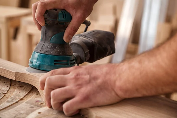 Primer Plano Joven Carpintero Constructor Igual Pule Tablero Madera Con — Foto de Stock