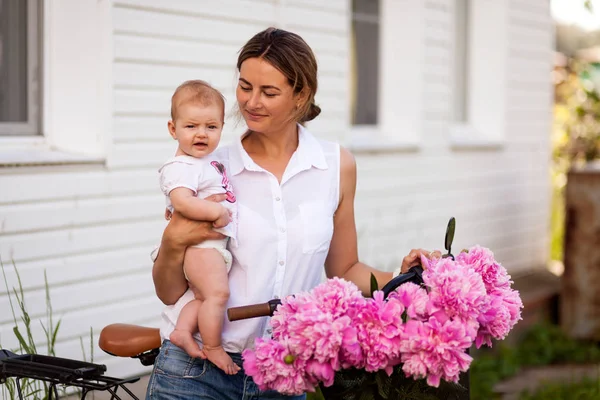 Une Jeune Femme Brune Chemise Blanche Avec Bébé Tient Debout — Photo