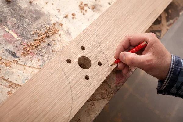 Hombre Mide Tabla Madera Marca Con Lápiz Los Puntos Necesarios — Foto de Stock