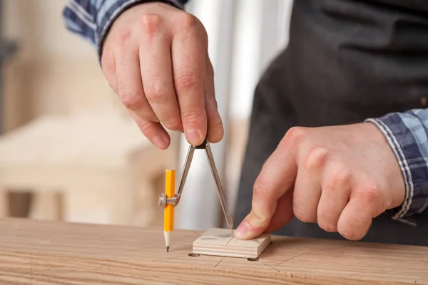 Eine Nahaufnahme Eines Männlichen Tischlers Markiert Einen Metallkompass Und Einen — Stockfoto