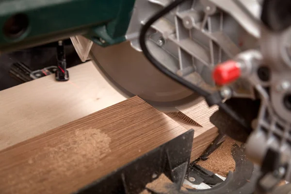 Close Carpenter Work Circular Saw Cutting Boards Man Sawed Bars — Stock Photo, Image