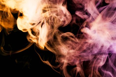 Kalın renkli duman pembe, turuncu bir siyah arka plan izole. Vap duman arka plan