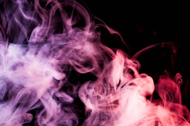 Pembe, mor, siyah bir yalıtılmış zemin üzerine kırmızı kalın renkli duman. Vap duman arka plan