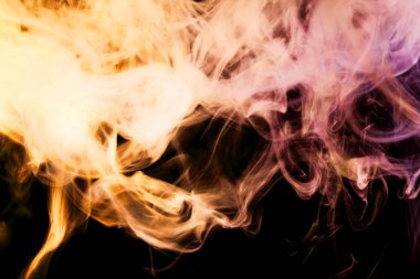 Kalın renkli duman pembe, turuncu bir siyah arka plan izole. Vap duman arka plan