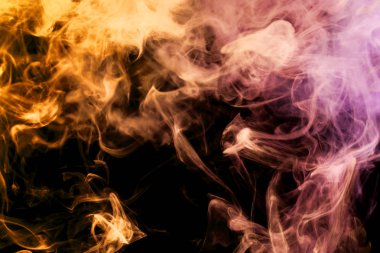 Yoğun çok renkli duman pembe, turuncu ve mor renkler bir siyah arka plan izole. Duman vap arka plan