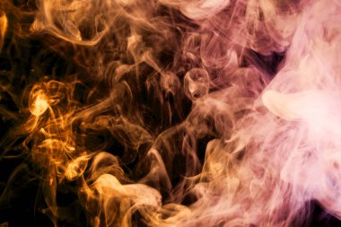 Yoğun çok renkli duman pembe, turuncu ve mor renkler bir siyah arka plan izole. Duman vap arka plan