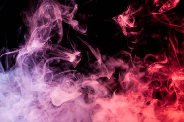 Yoğun çok renkli duman pembe, kırmızı ve mor renkler bir siyah arka plan izole. Duman vap arka plan