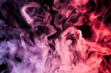 Yoğun çok renkli duman pembe, kırmızı ve mor renkler bir siyah arka plan izole. Duman vap arka plan