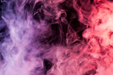 Yoğun çok renkli duman pembe, kırmızı ve mor renkler bir siyah arka plan izole. Duman vap arka plan