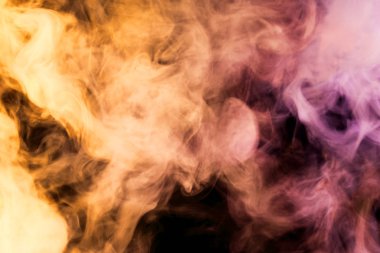 Yoğun çok renkli duman pembe, turuncu ve mor renkler bir siyah arka plan izole. Duman vap arka plan