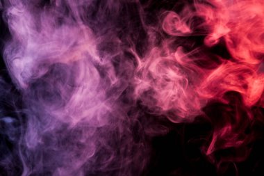 Yoğun çok renkli duman pembe, kırmızı ve mor renkler bir siyah arka plan izole. Duman vap arka plan