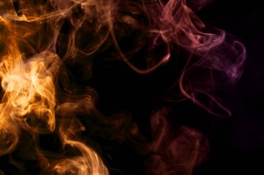 Turuncu ve pembe siyah adam duman