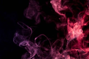 Pembe, mor ve kırmızı siyah adam duman