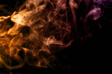 Turuncu ve pembe siyah adam duman