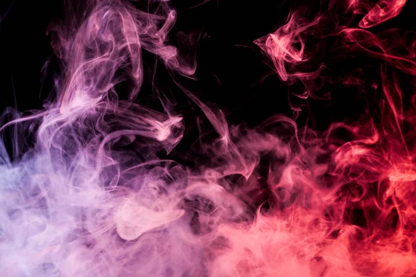 Yoğun çok renkli duman pembe, kırmızı ve mor renkler bir siyah arka plan izole. Duman vap arka plan