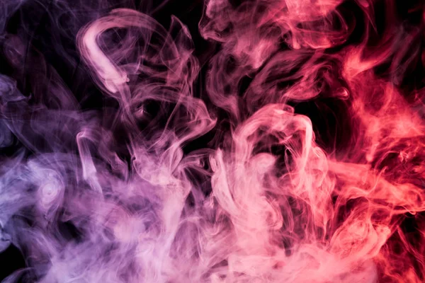Yoğun çok renkli duman pembe, kırmızı ve mor renkler bir siyah arka plan izole. Duman vap arka plan