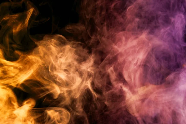 Yoğun çok renkli duman pembe, turuncu ve mor renkler bir siyah arka plan izole. Duman vap arka plan