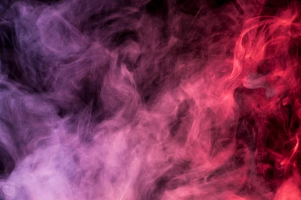 Yoğun çok renkli duman pembe, kırmızı ve mor renkler bir siyah arka plan izole. Duman vap arka plan