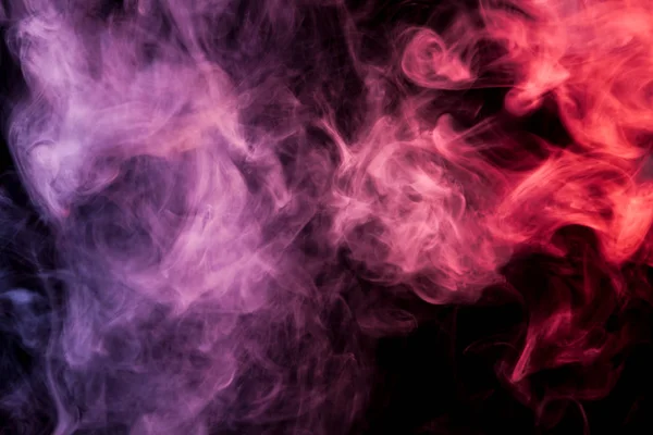 Yoğun çok renkli duman pembe, kırmızı ve mor renkler bir siyah arka plan izole. Duman vap arka plan