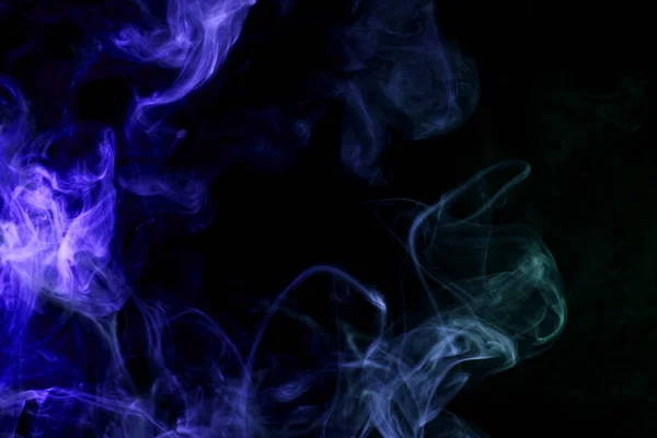 浓密的五彩蓝色烟雾在黑色孤立的背景 Vap — 图库照片