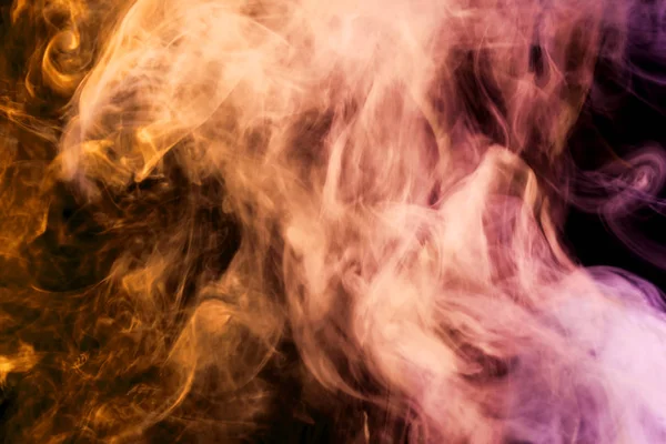 Turuncu ve pembe siyah adam duman