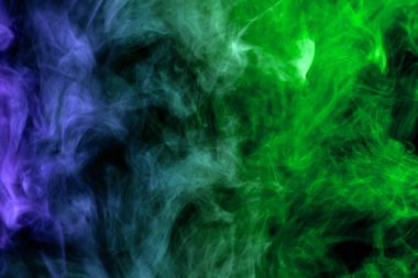 Mavi ve yeşil siyah bir duman arka plan izole. Arka plandan vape duman