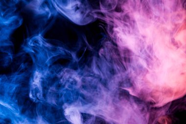 Bulut mavi ve mor dumanlı siyah Yalıtılmış zemin. Vap duman arka plan