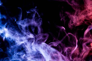 Mavi ve mor bulut üzerinde siyah izole adam duman