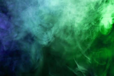 Mavi ve yeşil siyah bir duman bulutu arka plan izole. Vap duman arka plan