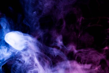 Mavi ve mor bulut izole siyah arka plan üzerinde duman