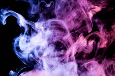 Mavi ve mor bulut izole siyah arka plan üzerinde duman